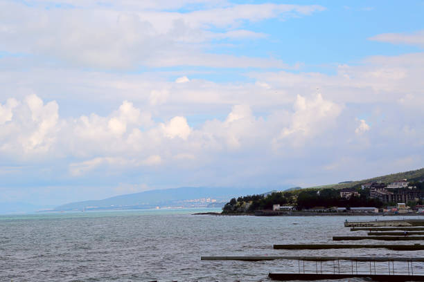 paesaggio marino, spiaggia con vista bella e rilassante. vacanze, estate. un molo. - ziegfeld theatre foto e immagini stock