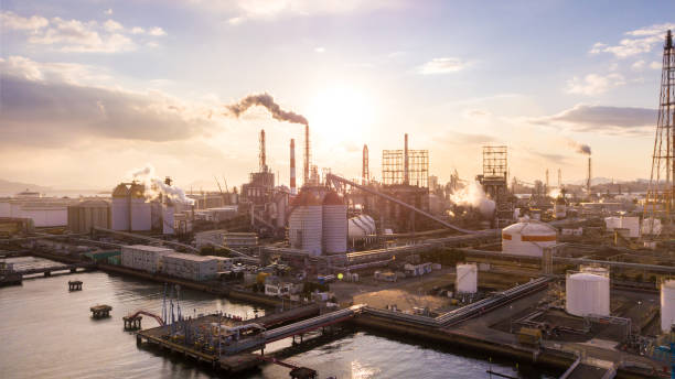 日本の石油化学工場の空撮 - 石油産業 ストックフォトと画像