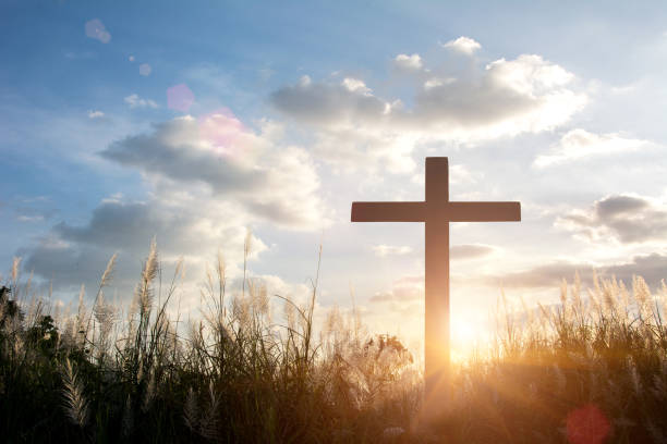 crucifixión de jesucristo - resurrection light religion sky fotografías e imágenes de stock