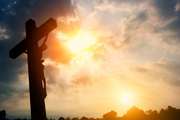 silueta de crucifixión de jesús cristo y la puesta del sol - crucifijo fotografías e imágenes de stock