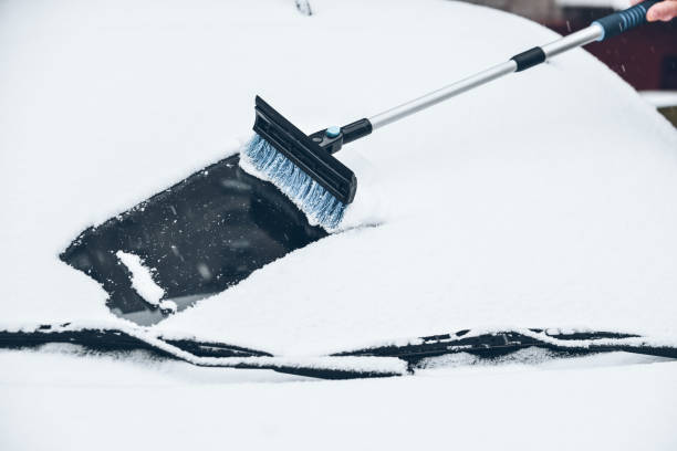 雪から清掃車 - snow car window ice scraper ストックフォトと画像