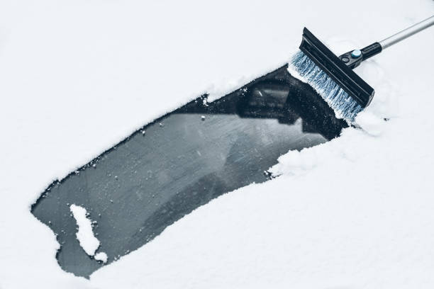 雪から清掃車 - snow car window ice scraper ストックフォトと画像