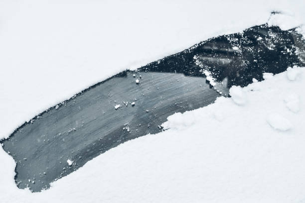 czyszczenie samochodu ze śniegu - snow car window ice scraper zdjęcia i obrazy z banku zdjęć