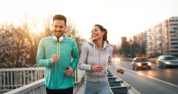 couple jogging outdoors - sport running exercising jogging imagens e fotografias de stock
