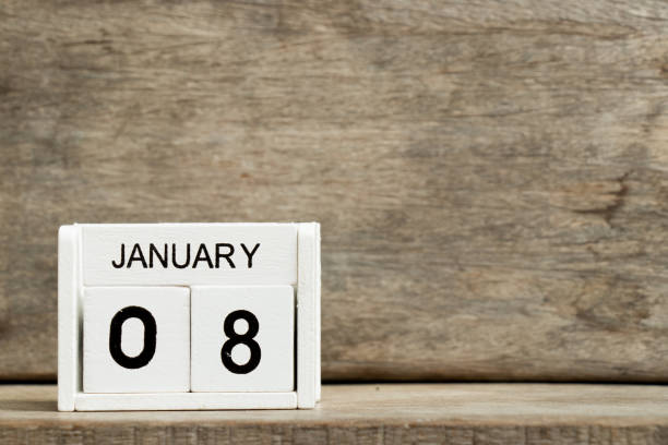 белый блок календарь настоящей даты 8 и месяц января на лесном фоне - national holiday celebration event party calendar стоковые фото и изображения