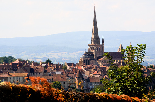 Autun is a French commune in the Burgundy-Franche-Comté region, located at the gates of the Morvan.