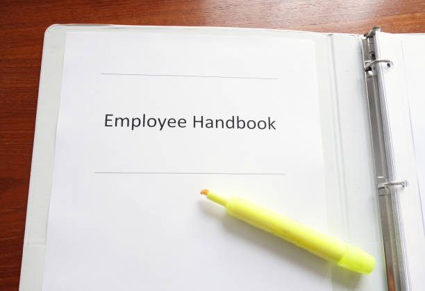 机の上の従業員ハンドブック - occupation handbook human resources recruitment ストックフォトと画像