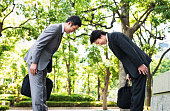 お辞儀 - 東京で互いの挨拶 2 つの日本のビジネスマン