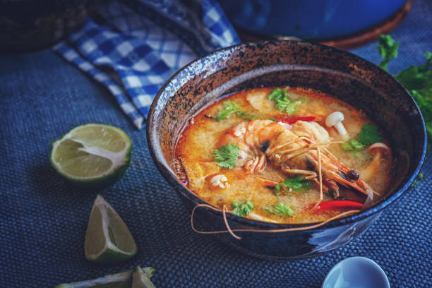 tom yum goong 남 콘 타이 수프 새우, 노 키 버섯과 신선한 칠리 - shrimp pan cooking prepared shrimp 뉴스 사진 이미지