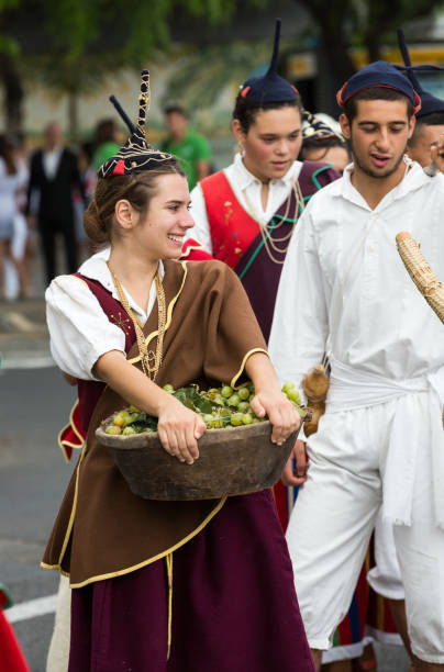 femme dans le durnig historique et ethnographique défilé de costume traditionnel du festival de vin de madère à funchal - madeira portugal vineyard traditional culture photos et images de collection
