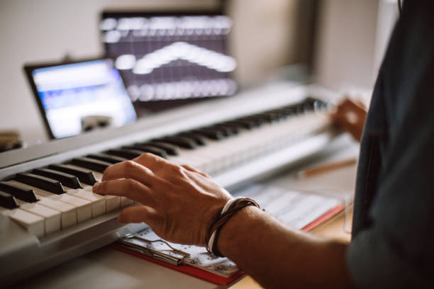 desfrutando em tocar piano elétrico - synthesizer - fotografias e filmes do acervo