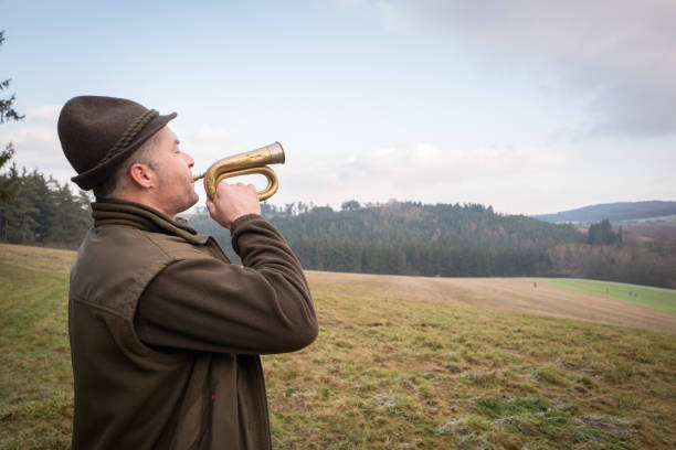 manhunter spielt ein signalhorn - brass instrument trumpet classical music flugelhorn stock-fotos und bilder