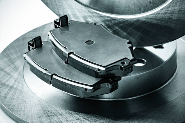 новый автомобильный тормозной диск и тормозные накладки - part of vehicle brake disc brake pad isolated стоковые фото и изображения