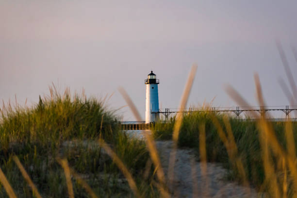 Manistee Lighthouse Manistee Lighthouse during a fall sunset Michigan stock pictures, royalty-free photos & images