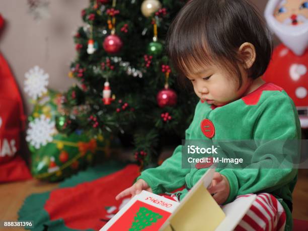 自宅のクリスマス物語を読んで女の赤ちゃん