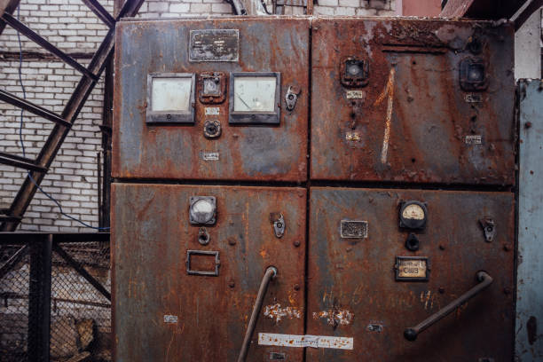 vecchio centralino elettrico arrugginito in fabbrica abbandonata - switchboard operator foto e immagini stock