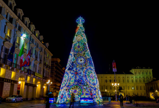 weihnachtsbaum beleuchtet piazza castello in turin (piemont, italien). - palazzo reale turin stock-fotos und bilder