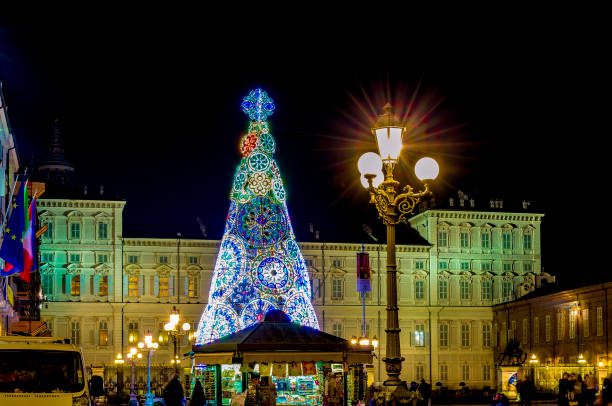 hellen weihnachtsbaum in piazza castello in turin (piemont, italien). - palazzo reale turin stock-fotos und bilder