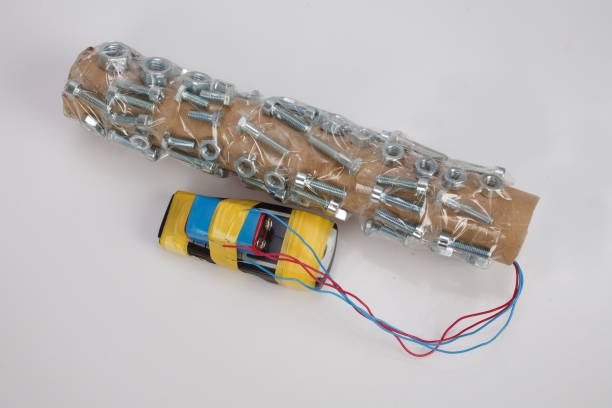 tubo bomba con dispositivo de disparo de teléfono celular - desminaje fotografías e imágenes de stock