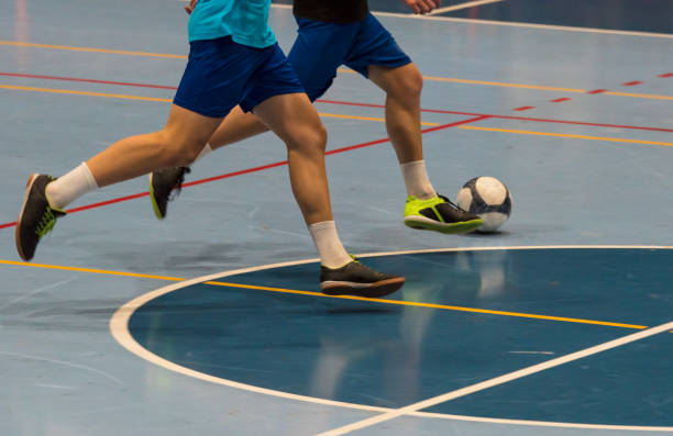 sala sportiva giocatore futsal - futsal indoors soccer ball soccer foto e immagini stock