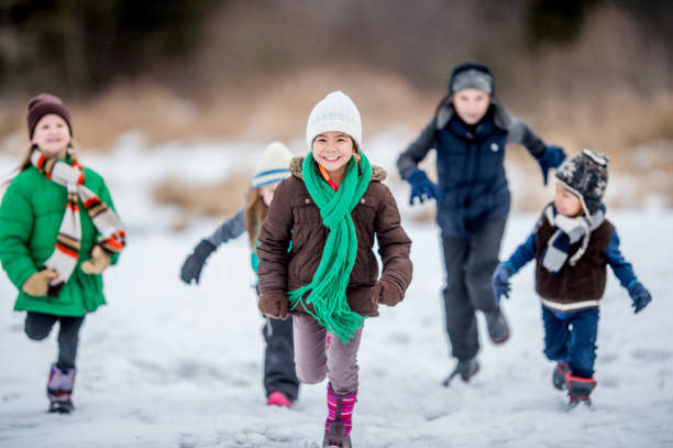 giocare fuori durante l'inverno - garment snow little boys child foto e immagini stock