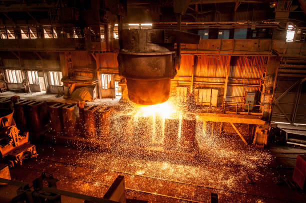 débardeur pénètre le liquide acier dans les formulaires - industry metal steel mill foundry photos et images de collection