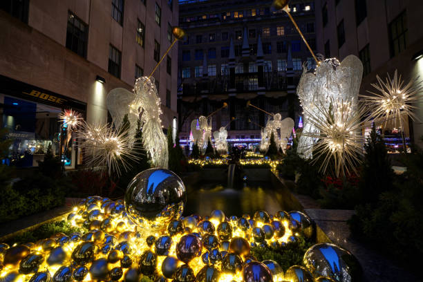 decoraciones de la navidad en el rockefeller center - saks fifth avenue fotografías e imágenes de stock