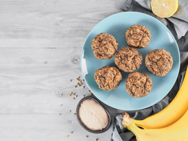 muffin alla banana con farina di grano saraceno e semi di papavero - muffin freedom breakfast photography foto e immagini stock