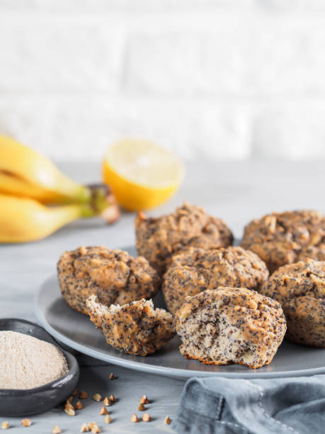 muffin alla banana con farina di grano saraceno e semi di papavero - muffin freedom breakfast photography foto e immagini stock