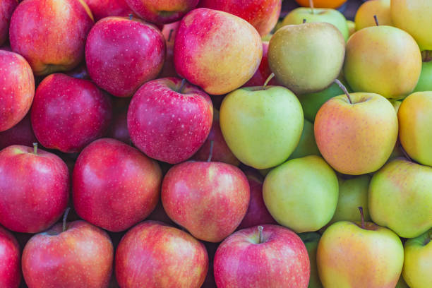 背景テクスチャ カラフルなリンゴ - apple stack red fruit ストックフォトと画像