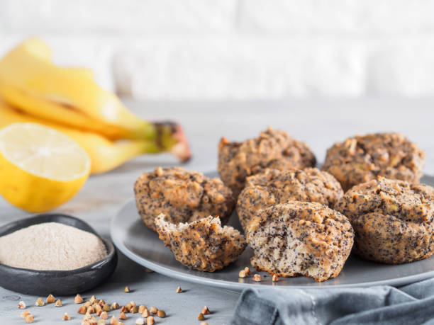 muffin alla banana con farina di grano saraceno e semi di papavero - muffin freedom breakfast photography foto e immagini stock