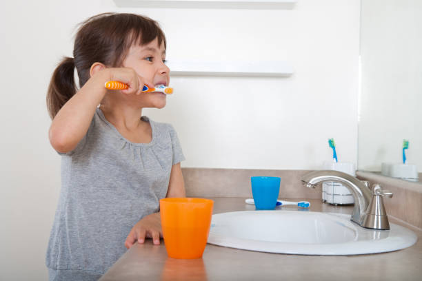 linda chica de lavarse los dientes. - child human teeth brushing teeth dental hygiene fotografías e imágenes de stock