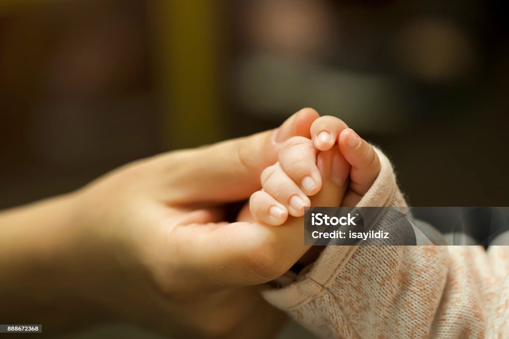 Bebé las madres mano - Foto de stock de Mano libre de derechos
