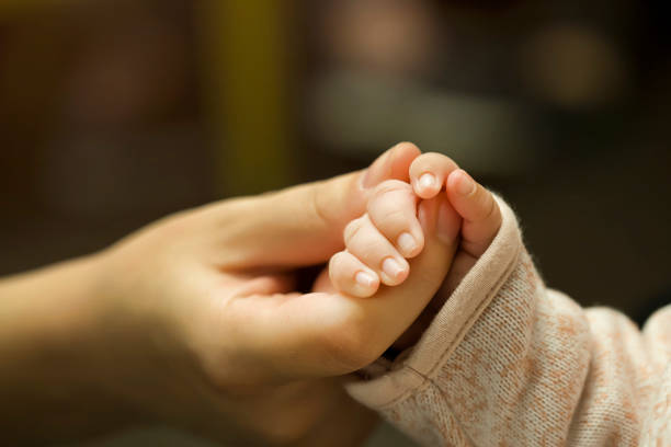 bebé las madres mano - human hand child baby mother fotografías e imágenes de stock