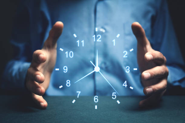 бизнесмен показывает часы. концепция экономии времени. - precise timing стоковые фото и изображения
