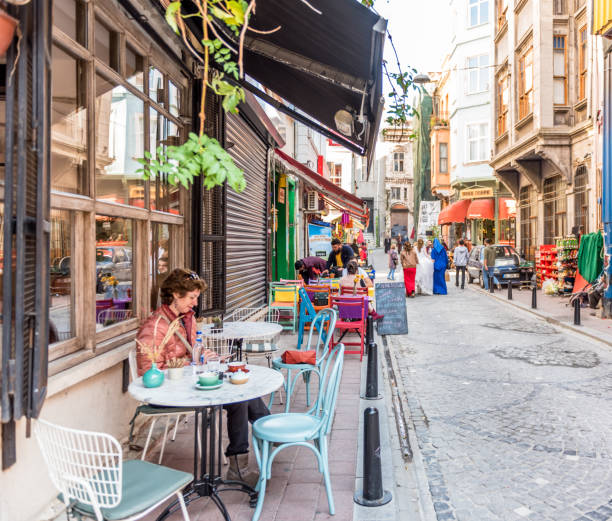 yürüyüş ve balat caddesi, istanbul, türkiye "n keşfetmek insanlar - balat stok fotoğraflar ve resimler