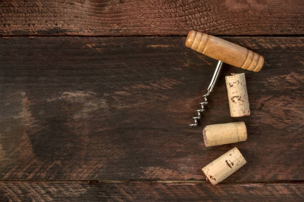 foto de sacacorchos y tapones de fondo oscuro - cork wine corkscrew old fotografías e imágenes de stock