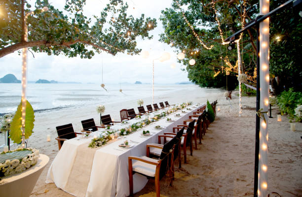 boda romántica hermosa tabla en playa tropical - boda playa fotografías e imágenes de stock