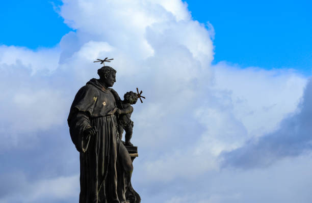 tschechien, prag, gotische skulptur des antonius von padua auf der karlsbrücke. - charles bridge stock-fotos und bilder