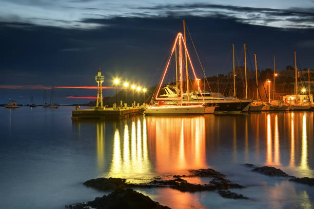 barco à vela decorada e iluminada para o natal, a ilha de syros, grécia - sea aegean sea night illuminated - fotografias e filmes do acervo
