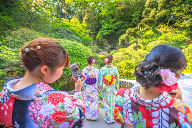 estilo de vida de mulheres quimono - kamakura japan tourist people - fotografias e filmes do acervo