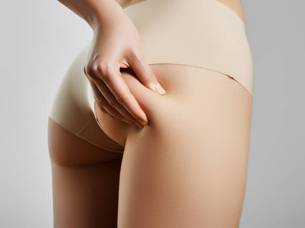 сексуальная молодая женщина в нижнем белье с тонким телом, сидя на диете - buttocks human leg women body стоковые фото и изображения