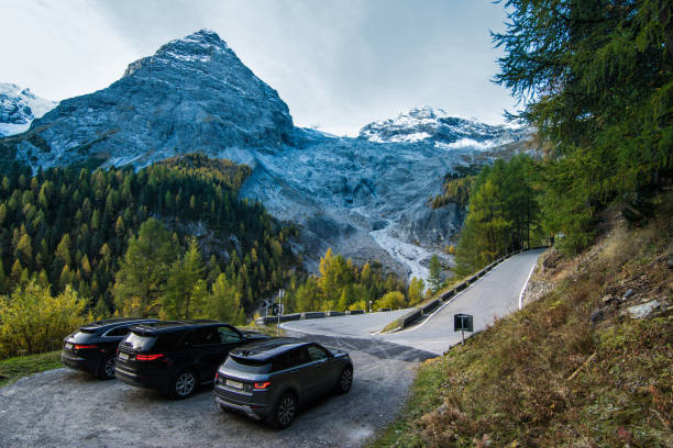 Jaguar F-Pace, Land Rover Discovery 5 and Range Rover Evoque Passo dello Stelvio, Italy - October 3, 2017: Jaguar F-Pace, Land Rover Discovery 5 and Range Rover Evoque made a long way to a mountain pass Stelvio located in northern Italy. Photo taken on the a parking lot near Stelvio Pass. Jaguar F‑Pace is a performance SUV that combines maximum driving exhilaration with efficiency. Land Rover Discovery 5 is a modern British off-road car which is more SUV in its 5th generation. Range Rover Evoque is a compact British SUV. evoque stock pictures, royalty-free photos & images