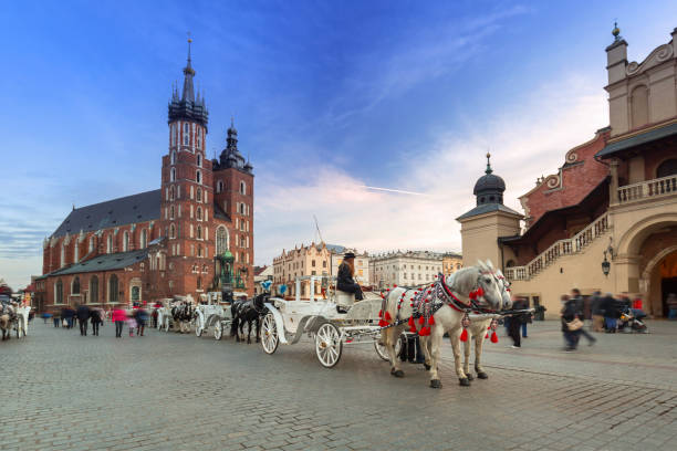 chariots de cheval à la place principale de cracovie - krakow people poland church photos et images de collection