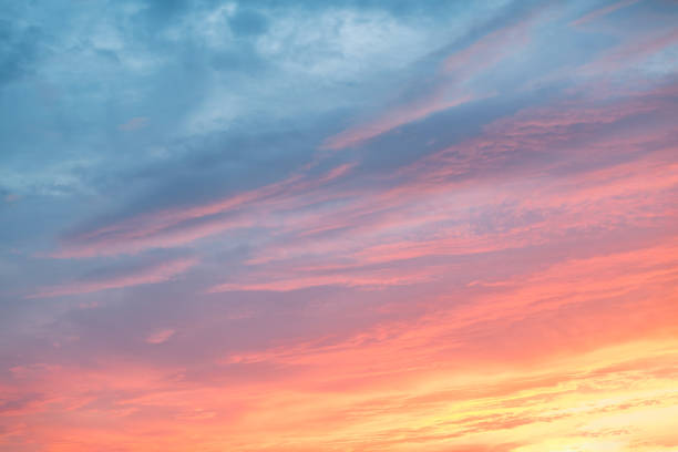 nuvole colorate sul drammatico cielo al tramonto - cielo immagine foto e immagini stock