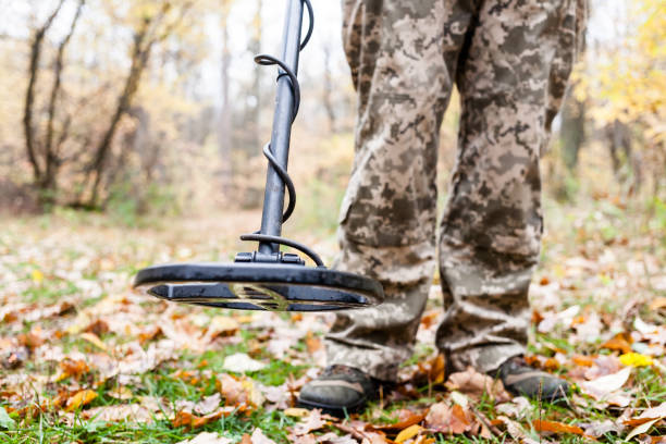 istock Man with metal detector 888853212
