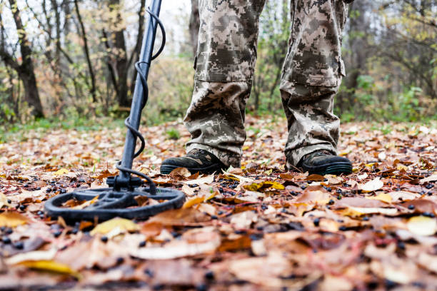 istock Man with metal detector 888867412