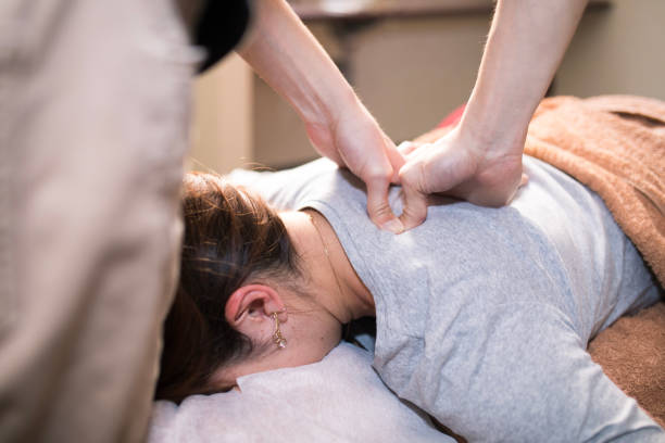 massage récepteur femme au salon - shiatsu photos et images de collection