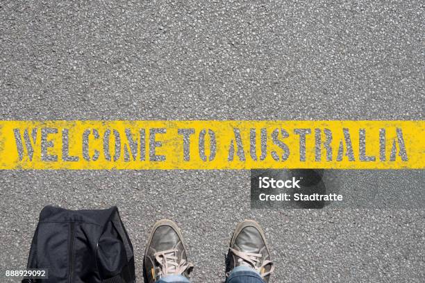 Ein Mann Mit Einem Koffer Steht Un Der Grenze Zu Australien Foto de stock y más banco de imágenes de Emigración e inmigración