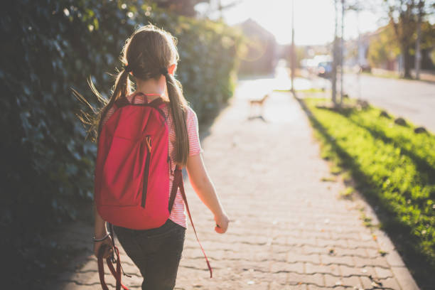 девочка, идущая в школу - walking girl стоковые фото и изображения